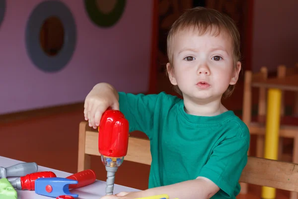 Barn barn pojke leker med leksaker — Stockfoto