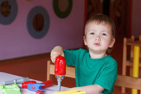 おもちゃで遊んで子供子供男の子 — ストック写真