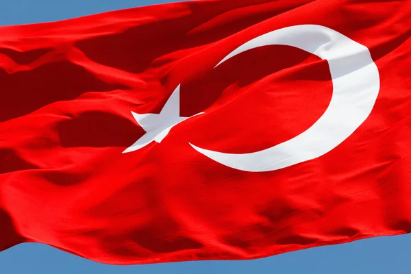 Turkse vlag in blauwe hemel — Stockfoto