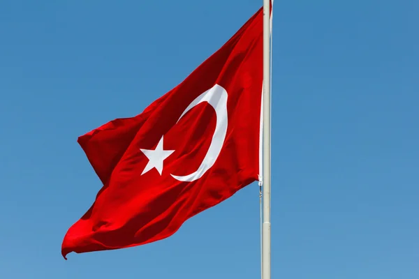 Türkische Flagge am blauen Himmel — Stockfoto