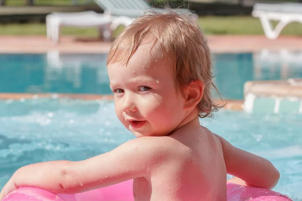 Mały chłopiec bawiący się w basenie — Zdjęcie stockowe