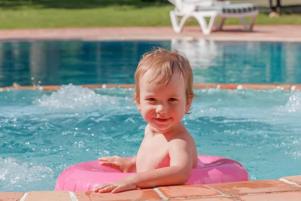 Kleiner Junge spielt im Pool — Stockfoto