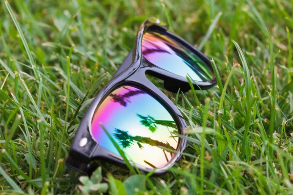 Солнечные очки с красивым отражением — стоковое фото