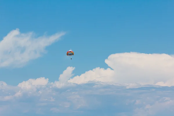 Parachutisme au-dessus d'une mer, remorquage en bateau — Photo