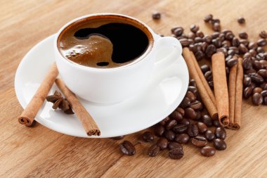 Ahşap masa üzerinde kahve Kupası ve fasulye, tarçın, anason