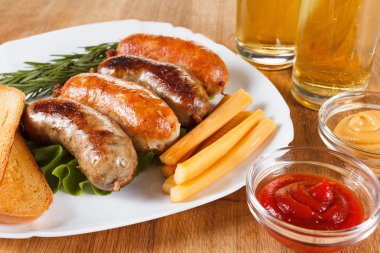 Bira ve kızarmış sığır eti veya tavuk sosis