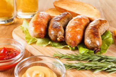 Bira ve kızarmış sığır eti veya tavuk sosis