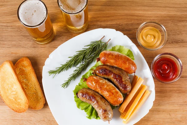 Öl och stekt nötkött eller kyckling korv — Stockfoto
