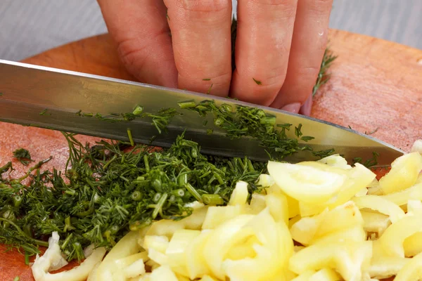 Paprika und Petersilie auf einem Brett — Stockfoto