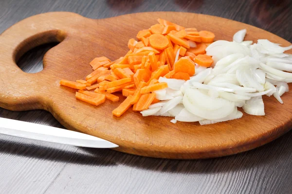 Pokroić cebulę i marchewki na pokładzie — Zdjęcie stockowe
