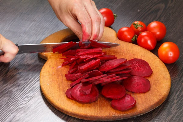Cutting beet on a board — Stock Photo, Image