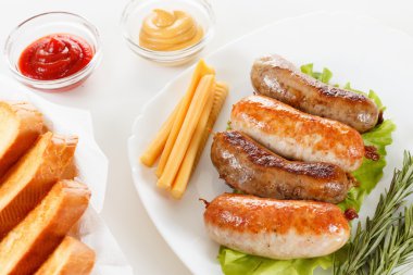 Sığır eti veya tavuk sosis tabakta kızartma