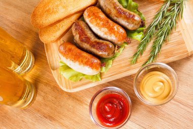 Bira ve kızarmış sığır eti veya tavuk sosis