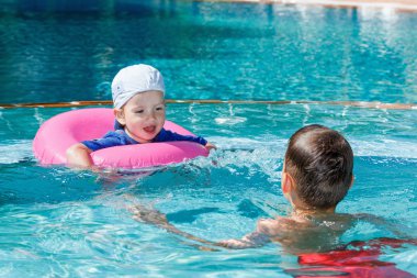 İki kardeş havuzda oynarken