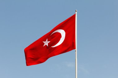 Mavi gökyüzünde Türk bayrağı