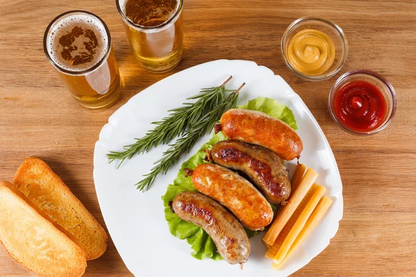 Cerveja e carne assada ou linguiça de frango — Fotografia de Stock