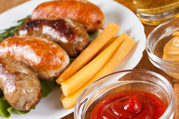 Öl och stekt nötkött eller kyckling korv — Stockfoto