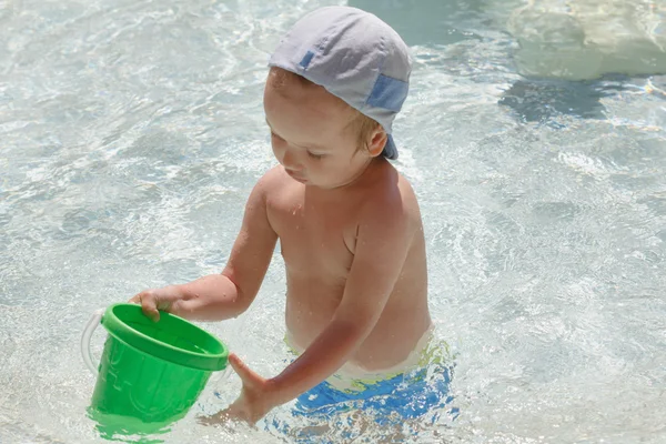 Bambino che gioca in piscina — Foto Stock