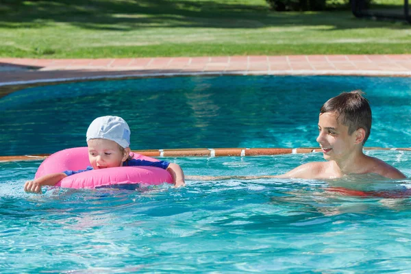 Due fratelli che giocano in piscina — Foto Stock