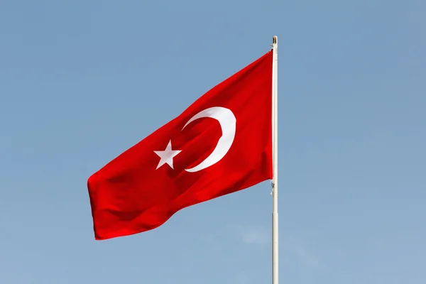 Turkiska flaggan i blå himmel — Stockfoto