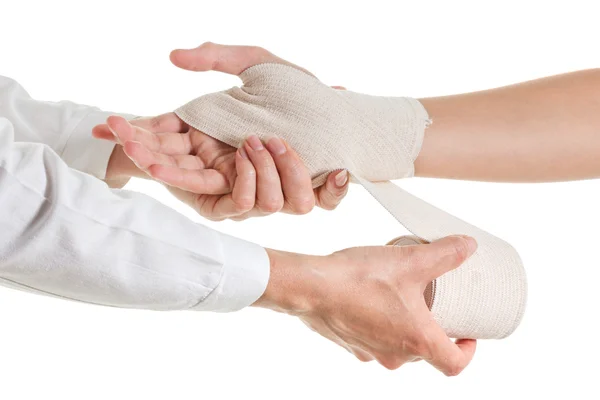 El médico impone un vendaje elástico a la mano del paciente — Foto de Stock
