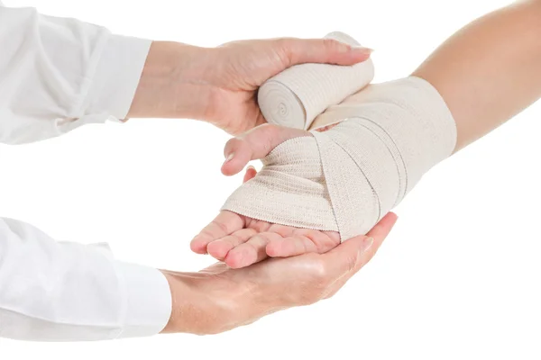 Läkaren ställer en elastisk binda till patientens hand — Stockfoto