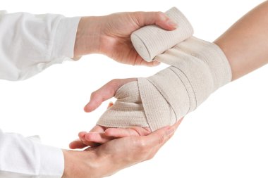 Doktor hasta el için bir Elastik Bandaj dayatır