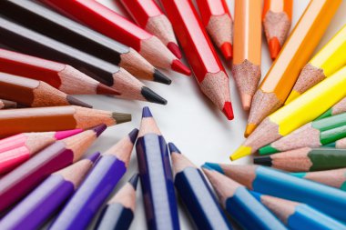 Eğitim kavramı. Beyaz renkli kalemler