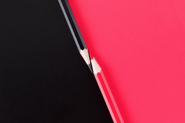 Rekabet, takım çalışması, ortaklık kavramı, siyah ve kırmızı kalem kağıt üzerinde