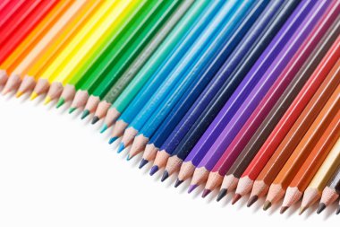 Beyaz üzerine renkli kalemler