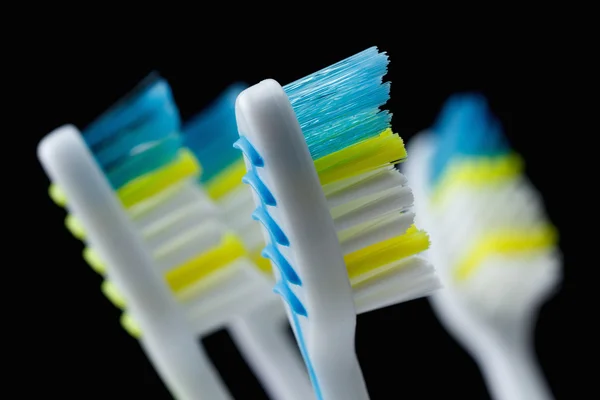 Набір барвистих зубних щіток над чорним — стокове фото