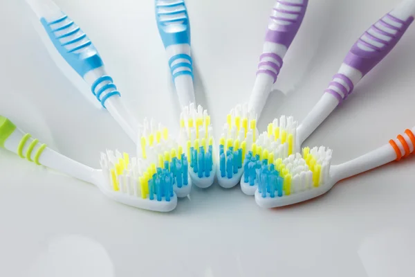 Набір барвистих зубних щіток на столі — стокове фото