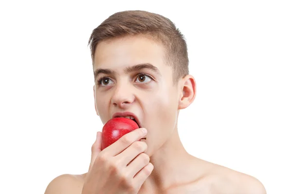 Menino comendo uma maçã vermelha, isolado em branco — Fotografia de Stock