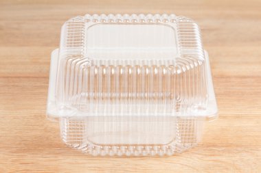 Ahşap arka plan üzerinde plastik gıda paketi