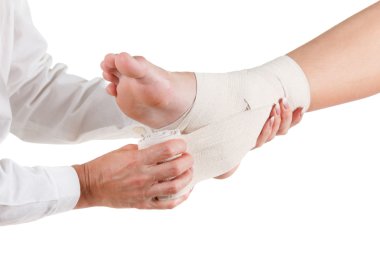Beyaz izole elastik destekleyici ortopedik bandaj, sıkıştırma sabitleyici ayak bileği,
