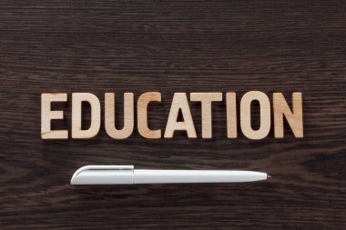 Tipo türü koyu ahşap arka plan üzerinde yazılı Word eğitim.