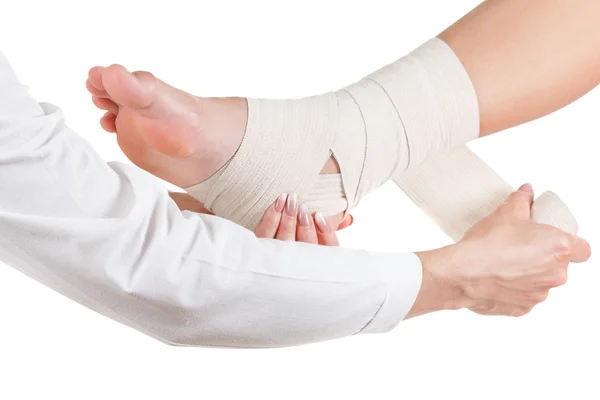 Elastische ondersteunende orthopedische bandage, compressie stabilisator enkel, geïsoleerd op wit — Stockfoto