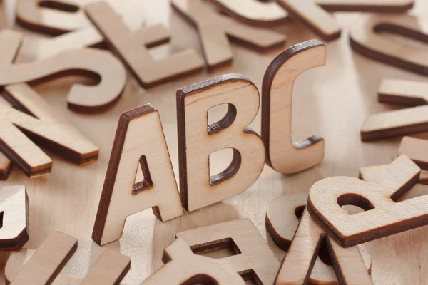 Torniamo al concetto di scuola. Alfabeto fatto di lettere di legno — Foto Stock