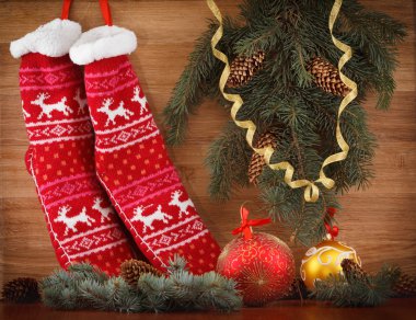 Çam kozalakları ve dalları ile Noel çorap. Xmas süslemeleri portre