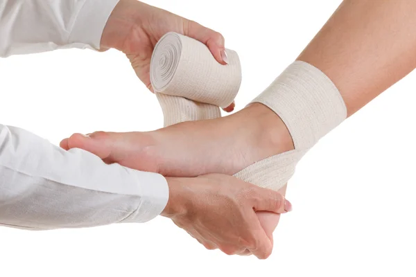 Elastische ondersteunende orthopedische bandage, compressie stabilisator enkel, geïsoleerd op wit — Stockfoto