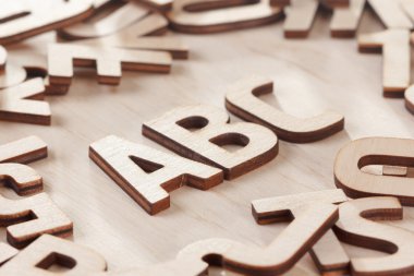 Geri okul kavramı. Ahşap harflerin yapılan alfabesi