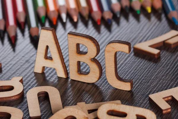 De vuelta al concepto escolar. Alfabeto hecho de letras de madera —  Fotos de Stock