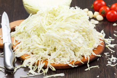 Bir tahta üzerinde kesme lahana