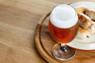 Ahşap masa bira ile geleneksel ev yapımı sosis