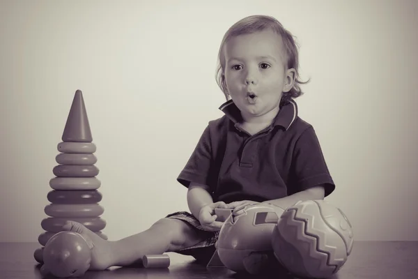 Niño feliz jugando con el juguete — Foto de Stock