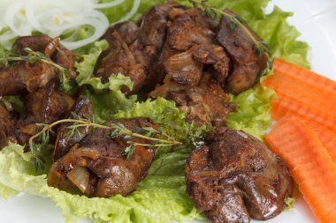 Soğan, marul ve baharatlar ile tavuk karaciğer pişirilir