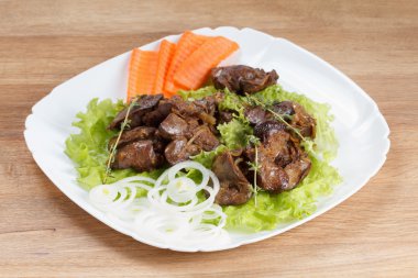 Soğan, marul ve baharatlar ile tavuk karaciğer pişirilir