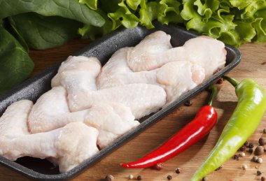 Çiğ tavuk kanadı.