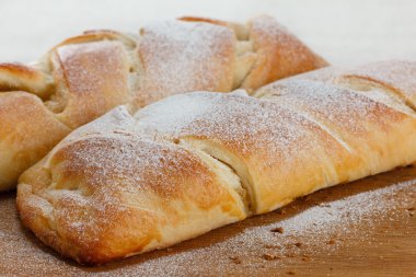 Elma reçel bir doldurma ile kırmızı rulo