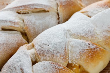 Elma reçel bir doldurma ile kırmızı rulo